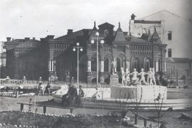 Довоенное фото со стороны привокзальной площади. Фонтан построен в 1930 г. Основан на мотивах  сказки Корнея Чуковского (1925).  Был восстановлен после войны, но снесён в 50-е гг. Вновь восстановлен в 2013 году