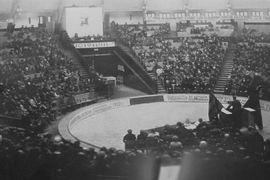 В день открытия, 28 марта 1932г., в цирке состоялся пленум горсовета, на котором с торжественной речью выступил прокурор республики А.Я. Вышинский.
